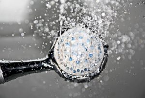 Douche écossaise pour la fertilité : alternance d'un jet d'eau chaude et froide au niveau de l'aine.
